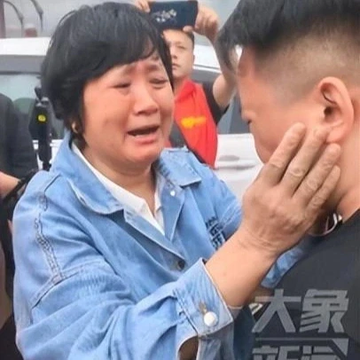 Trung Quốc: Mẹ khóc xin lỗi con trai bị bắt cóc 30 năm, thủ phạm không ngờ Trung Quốc: Mẹ khóc xin lỗi con trai bị bắt cóc 30 năm, thủ phạm không ngờ