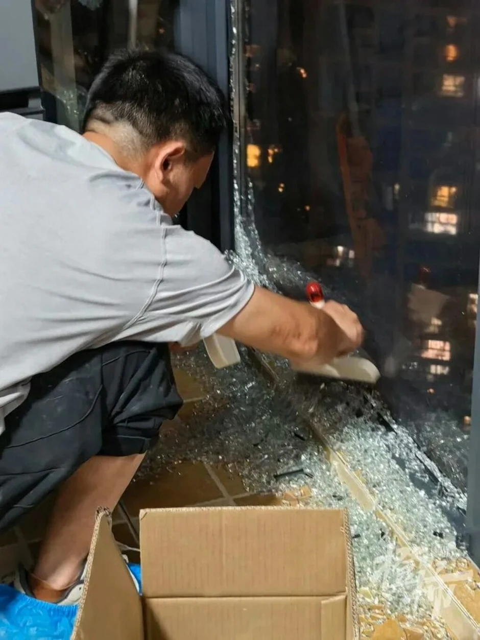 Trung Quốc nắng nóng kỷ lục, hàng loạt cửa kính tự vỡ Trung Quốc nắng nóng kỷ lục, hàng loạt cửa kính tự vỡ