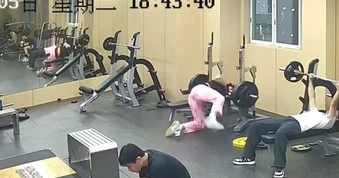 Trung Quốc: Suýt mất mạng vì bị thanh tạ 145kg đè vào cổ khi tập gym