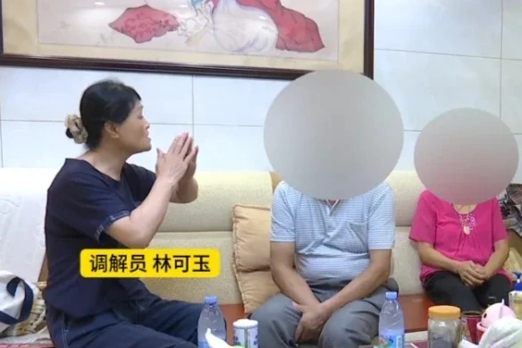Trung Quốc: Vợ chồng 40 năm tiền ai nấy tiêu, ăn ngủ riêng, lắp camera Trung Quốc: Vợ chồng 40 năm tiền ai nấy tiêu, ăn ngủ riêng, lắp camera