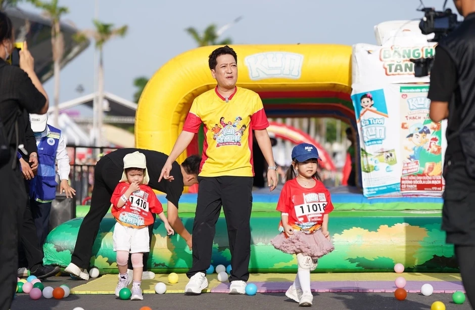 Trường Giang: 'Thể thao giúp gia đình lưu giữ ký ức cùng con' - Báo TinVina Trường Giang: 'Thể thao giúp gia đình lưu giữ ký ức cùng con' - Báo TinVina