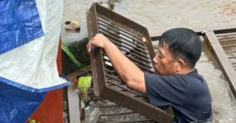 Trưởng thôn xuống cống ngụp lặn vớt rác giữa mưa lớn