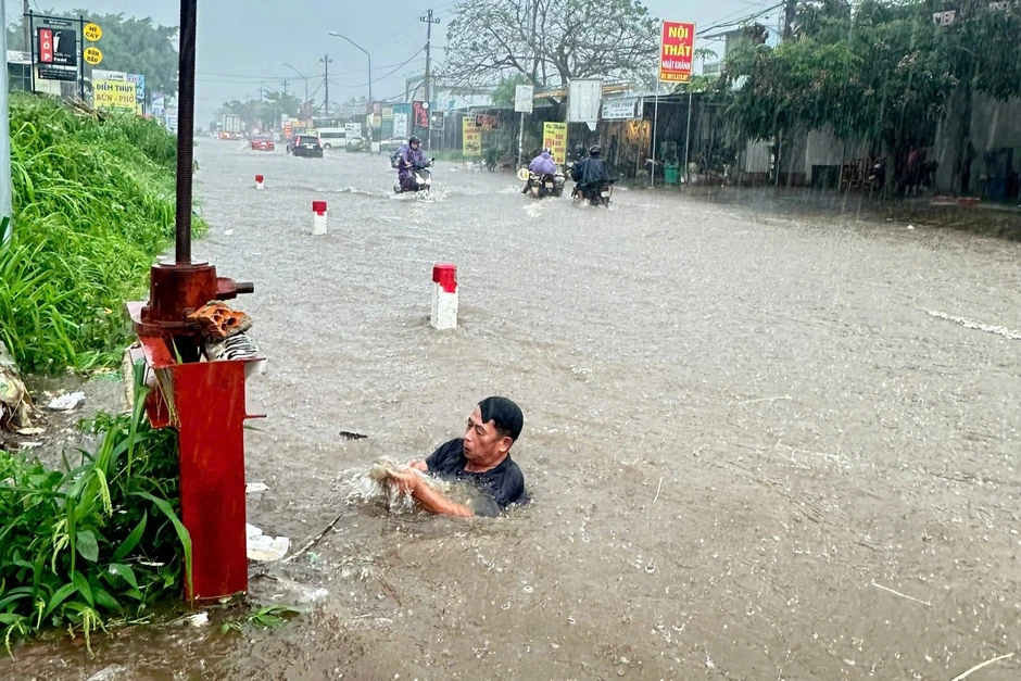 Trưởng thôn xuống cống ngụp lặn vớt rác giữa mưa lớn