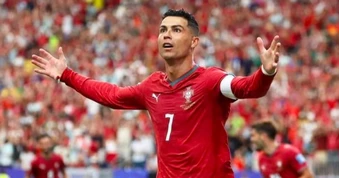 Từ cậu bé nghèo đến tỷ phú thể thao, Cristiano Ronaldo giàu đến mức nào?