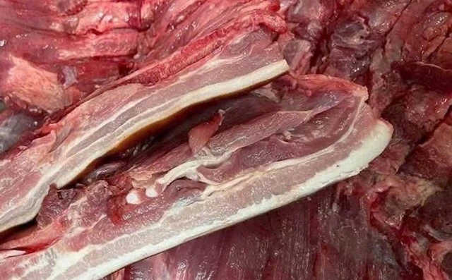 Từ chuồng heo bệnh đến khay cơm bán trú: 300 tấn thịt lợn bệnh bị phát hiện, cú sốc niềm tin của phụ huynh và nỗi lo sức khỏe của con Từ chuồng heo bệnh đến khay cơm bán trú: 300 tấn thịt lợn bệnh bị phát hiện, cú sốc niềm tin của phụ huynh và nỗi lo sức khỏe của con