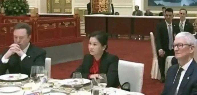 Từ công nhân nghèo đến nữ tỷ phú được Tim Cook và Elon Musk chú ý Từ công nhân nghèo đến nữ tỷ phú được Tim Cook và Elon Musk chú ý