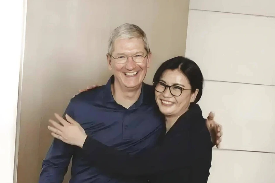 Từ công nhân nghèo đến nữ tỷ phú được Tim Cook và Elon Musk chú ý Từ công nhân nghèo đến nữ tỷ phú được Tim Cook và Elon Musk chú ý