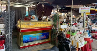Tủ đầy vàng nằm trong sạp tạm bợ ở chợ, bà chủ nói không sợ mất