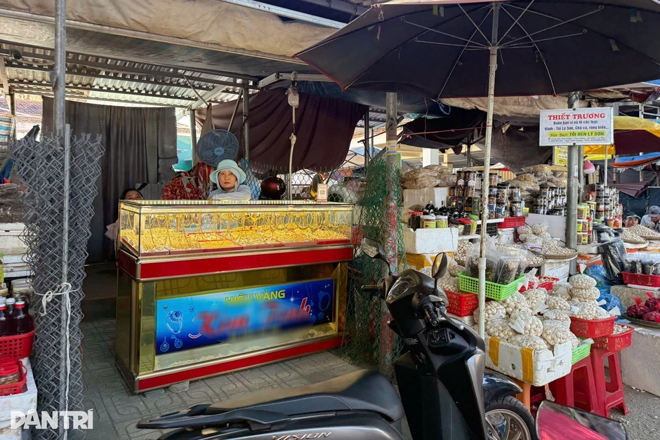 Tủ đầy vàng nằm trong sạp tạm bợ ở chợ, bà chủ nói không sợ mất Tủ đầy vàng nằm trong sạp tạm bợ ở chợ, bà chủ nói không sợ mất