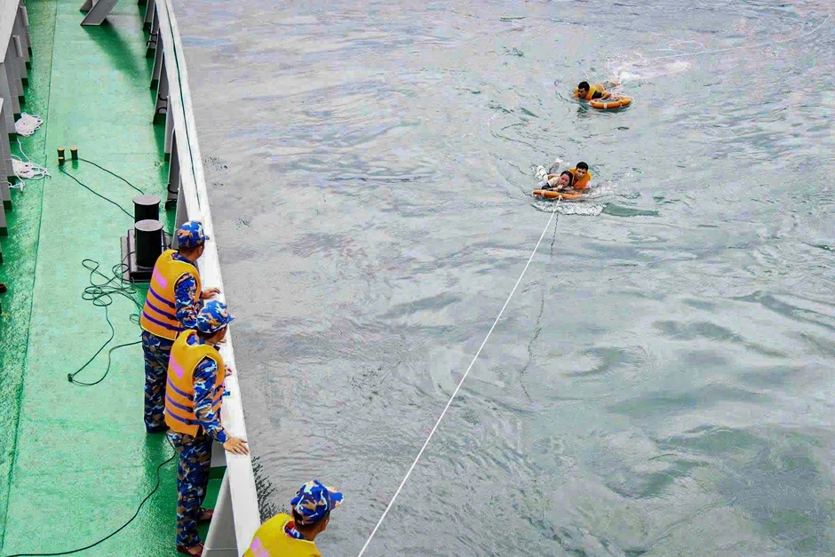 Từ vụ 4 người bị sóng cuốn ở Mũi Nghê: Kỹ năng cứu mạng khi rơi xuống biển Từ vụ 4 người bị sóng cuốn ở Mũi Nghê: Kỹ năng cứu mạng khi rơi xuống biển
