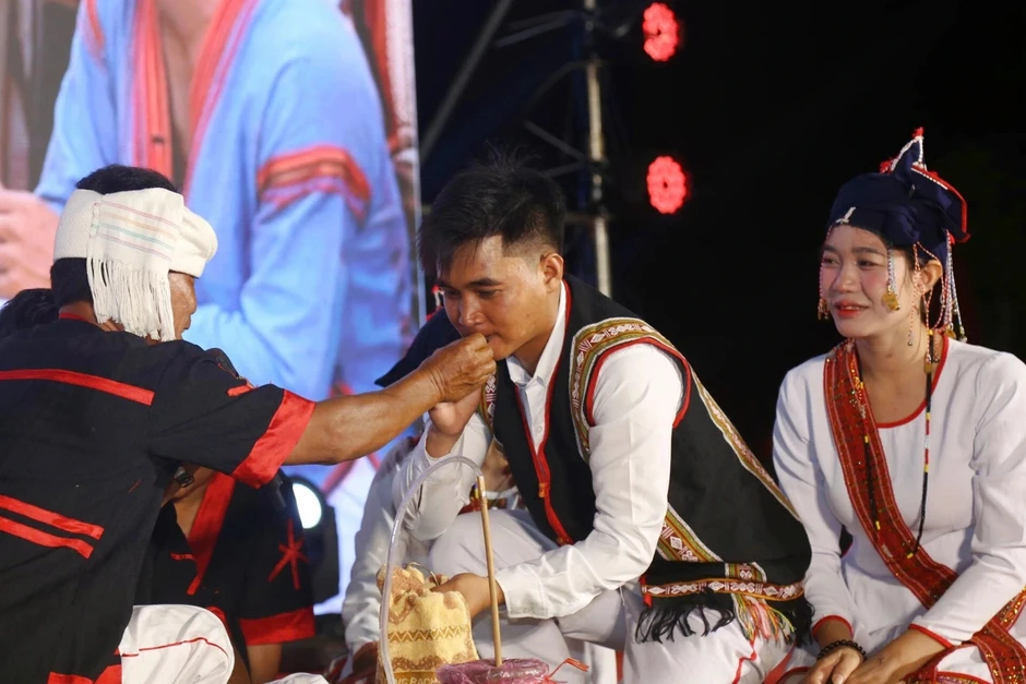 Tục "bắt chồng" của người Chăm Hroi ở ngôi làng từng biệt lập giữa đại ngàn Tục "bắt chồng" của người Chăm Hroi ở ngôi làng từng biệt lập giữa đại ngàn