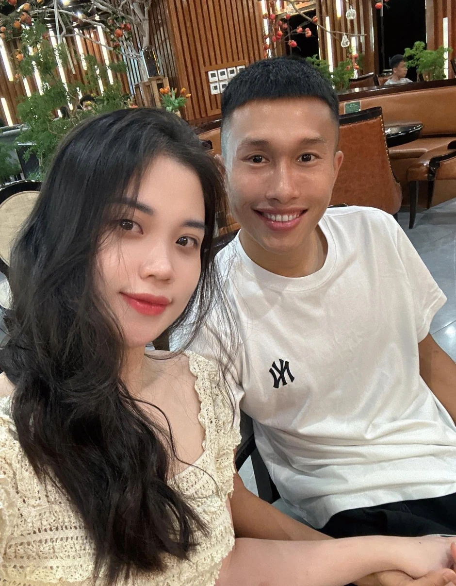Từng bán trà chanh, thanh niên SN 1994 được gọi lên tuyển quốc gia, cưới luôn cô gái đi xem đá bóng
