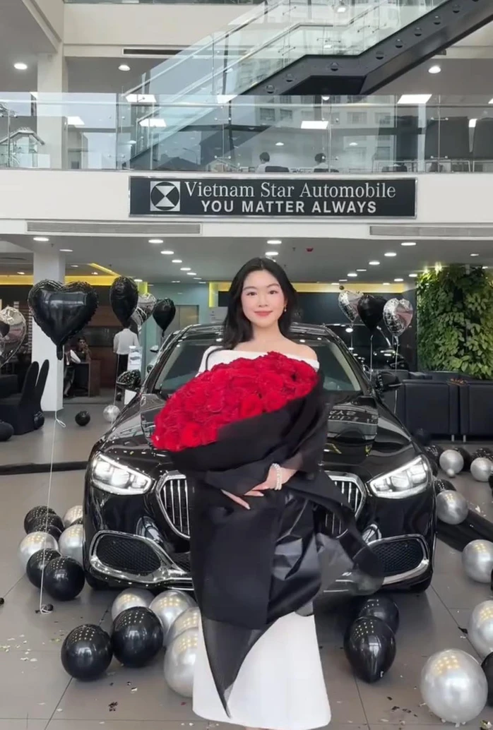 Tuổi 20 của con gái 1 NSƯT: Lái Maybach 8 tỷ, sống trong biệt thự hàng trăm m2 giữa TP.HCM, nhan sắc cực hút hồn Tuổi 20 của con gái 1 NSƯT: Lái Maybach 8 tỷ, sống trong biệt thự hàng trăm m2 giữa TP.HCM, nhan sắc cực hút hồn