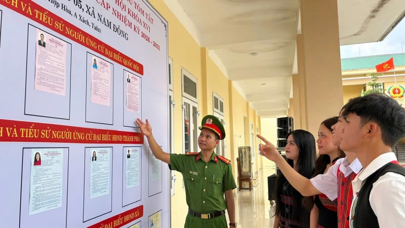 Tuổi trẻ Cố đô Huế tự hào, sẵn sàng thực hiện quyền công dân Tuổi trẻ Cố đô Huế tự hào, sẵn sàng thực hiện quyền công dân