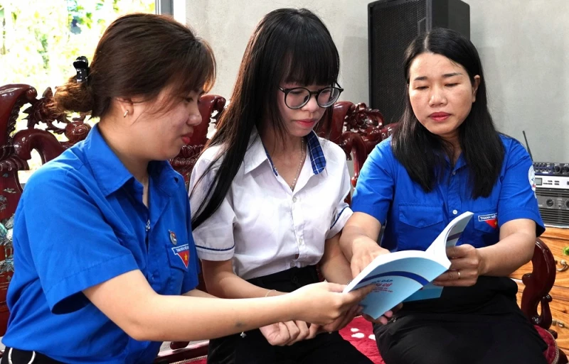 Tuổi trẻ Cố đô Huế tự hào, sẵn sàng thực hiện quyền công dân Tuổi trẻ Cố đô Huế tự hào, sẵn sàng thực hiện quyền công dân