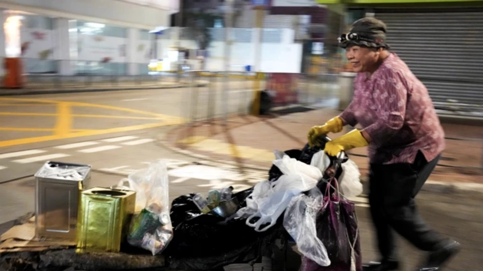 Tuổi xế chiều của 'cụ bà nhặt giấy vụn' tại Hong Kong