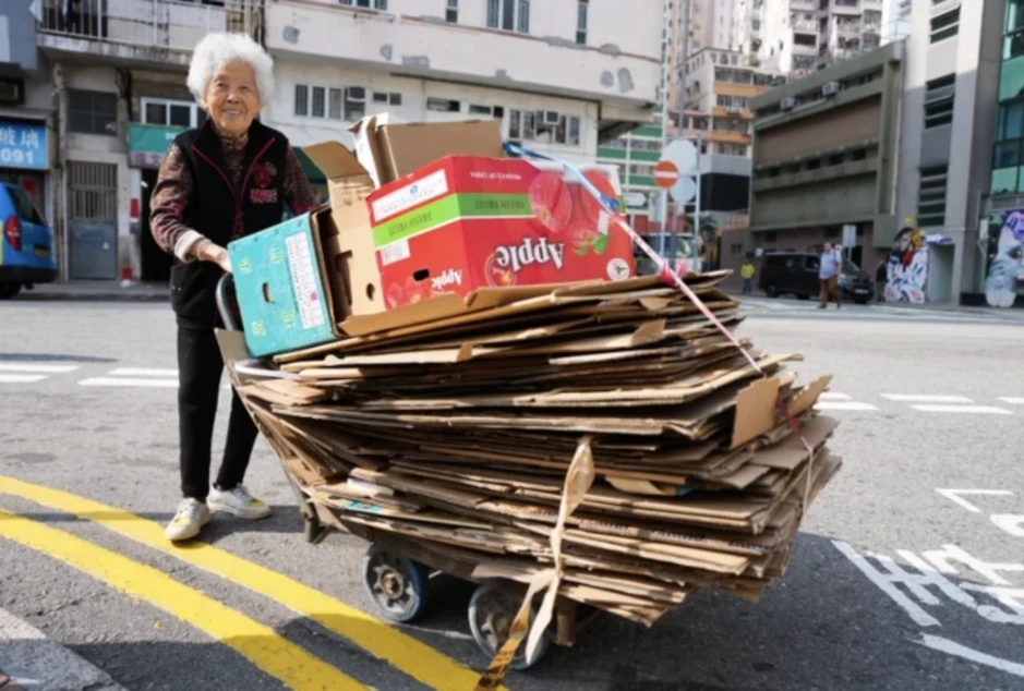 Tuổi xế chiều của 'cụ bà nhặt giấy vụn' tại Hong Kong