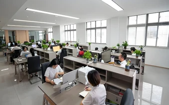 Tưởng chồng sẽ mừng vì tôi hòa nhập nhanh ở chỗ làm mới, nào ngờ nghe xong chuyện tôi kể, anh phán luôn: Nghỉ việc ngay!