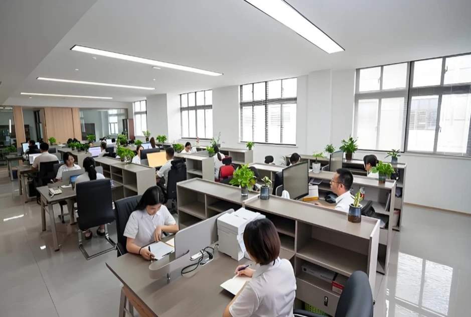 Tưởng chồng sẽ mừng vì tôi hòa nhập nhanh ở chỗ làm mới, nào ngờ nghe xong chuyện tôi kể, anh phán luôn: Nghỉ việc ngay!