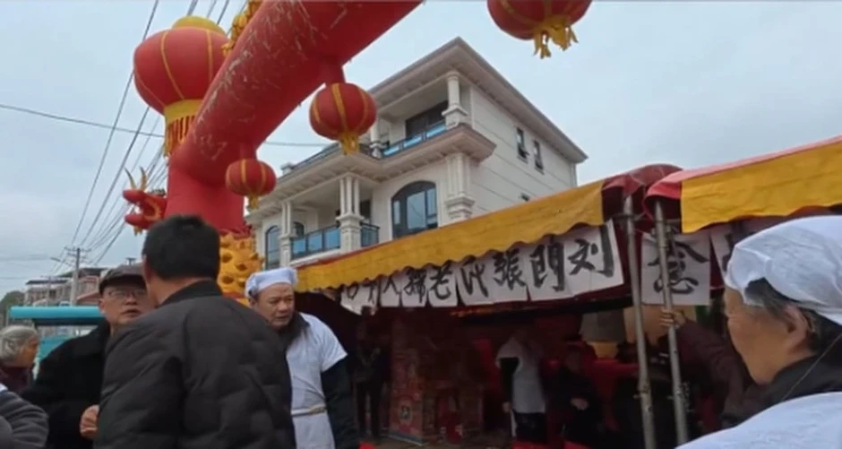 Tưởng đám tang là nhà hàng, khách Mỹ được gia chủ đãi cơm nhà thịnh soạn Tưởng đám tang là nhà hàng, khách Mỹ được gia chủ đãi cơm nhà thịnh soạn