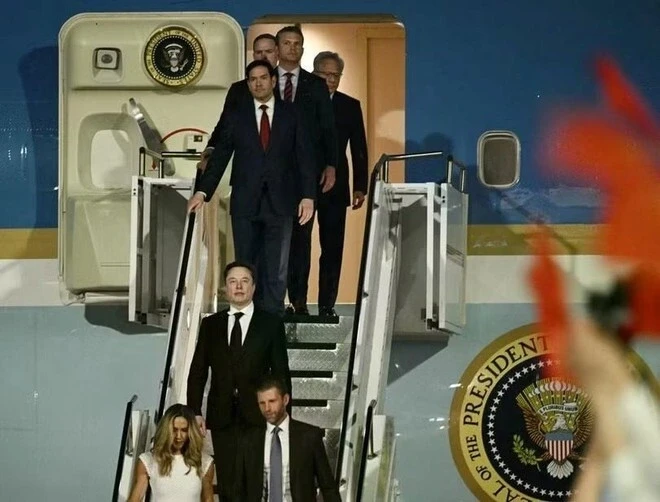 Tỷ phú được ông Trump mời lên “Không lực Một” tới Trung Quốc vào phút chót Tỷ phú được ông Trump mời lên “Không lực Một” tới Trung Quốc vào phút chót