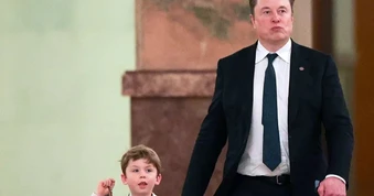 Tỷ phú Elon Musk dắt tay con trai 6 tuổi đi họp ở Trung Quốc gây sốt