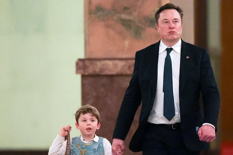 Tỷ phú Elon Musk dắt tay con trai 6 tuổi đi họp ở Trung Quốc gây sốt Tỷ phú Elon Musk dắt tay con trai 6 tuổi đi họp ở Trung Quốc gây sốt