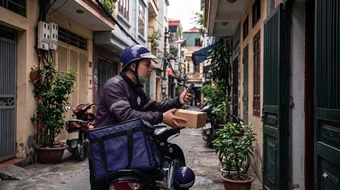 Ức chế khi shipper giao hàng trái giờ rồi ép khách 'không nhận được thì hủy'