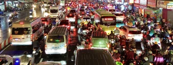 Ùn tắc giao thông nghiêm trọng tại TPHCM trong cơn mưa lớn chiều 1 / 10