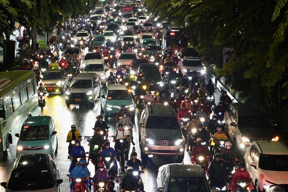 Ùn tắc giao thông nghiêm trọng tại TPHCM trong cơn mưa lớn chiều 1 / 10 Ùn tắc giao thông nghiêm trọng tại TPHCM trong cơn mưa lớn chiều 1 / 10