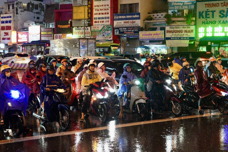 Ùn tắc giao thông nghiêm trọng tại TPHCM trong cơn mưa lớn chiều 1 / 10 Ùn tắc giao thông nghiêm trọng tại TPHCM trong cơn mưa lớn chiều 1 / 10