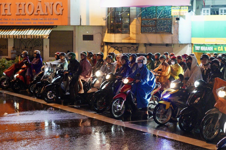 Ùn tắc giao thông nghiêm trọng tại TPHCM trong cơn mưa lớn chiều 1 / 10 Ùn tắc giao thông nghiêm trọng tại TPHCM trong cơn mưa lớn chiều 1 / 10