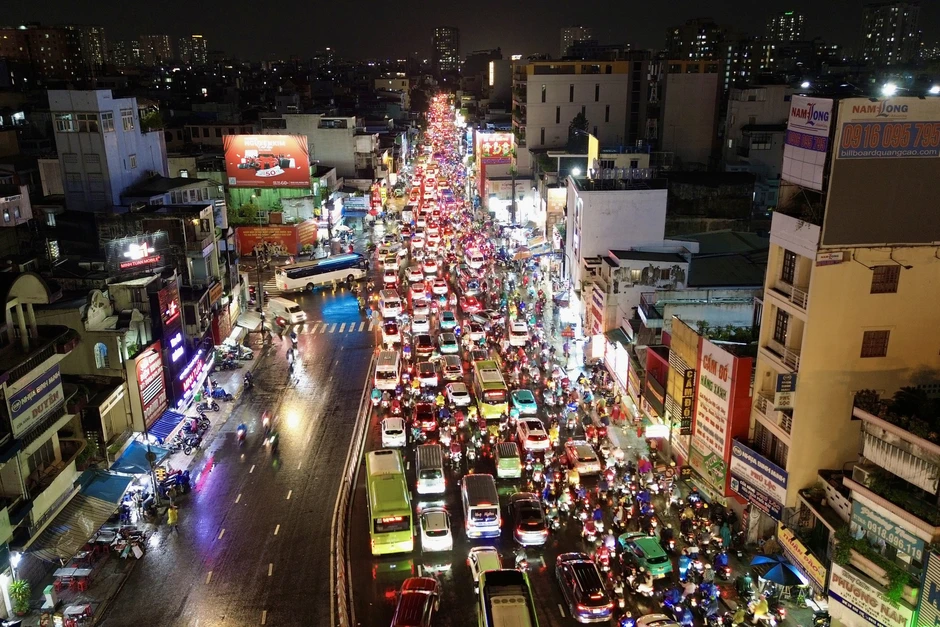 Ùn tắc giao thông nghiêm trọng tại TPHCM trong cơn mưa lớn chiều 1 / 10 Ùn tắc giao thông nghiêm trọng tại TPHCM trong cơn mưa lớn chiều 1 / 10