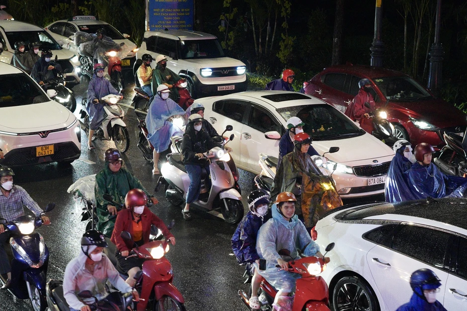 Ùn tắc giao thông nghiêm trọng tại TPHCM trong cơn mưa lớn chiều 1 / 10 Ùn tắc giao thông nghiêm trọng tại TPHCM trong cơn mưa lớn chiều 1 / 10