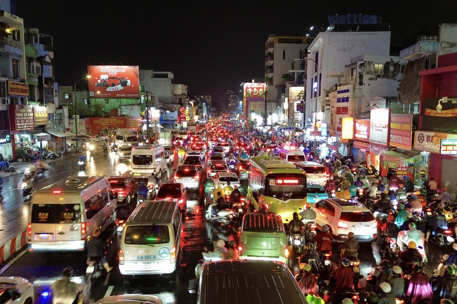 Ùn tắc giao thông nghiêm trọng tại TPHCM trong cơn mưa lớn chiều 1 / 10 Ùn tắc giao thông nghiêm trọng tại TPHCM trong cơn mưa lớn chiều 1 / 10