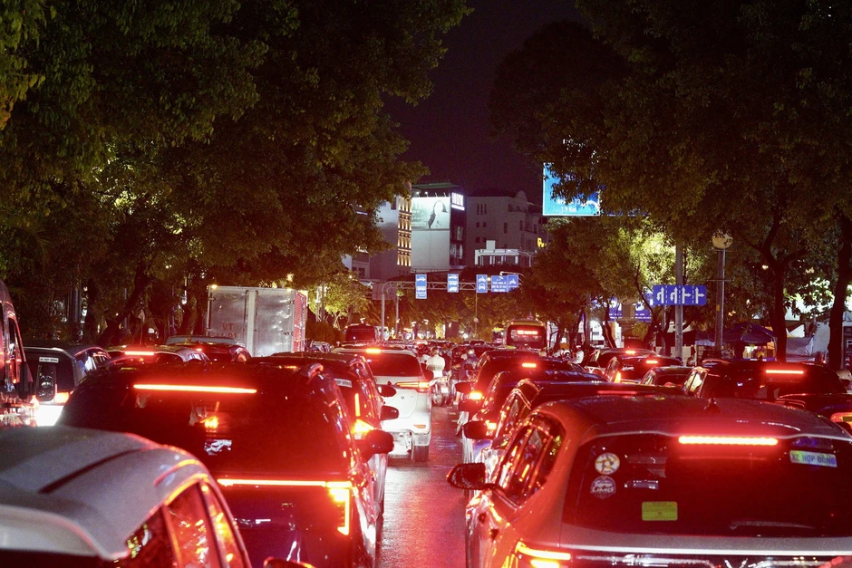 Ùn tắc giao thông nghiêm trọng tại TPHCM trong cơn mưa lớn chiều 1 / 10 Ùn tắc giao thông nghiêm trọng tại TPHCM trong cơn mưa lớn chiều 1 / 10