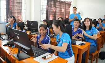 UOB tặng phòng máy tính cho 2.000 học sinh An Giang