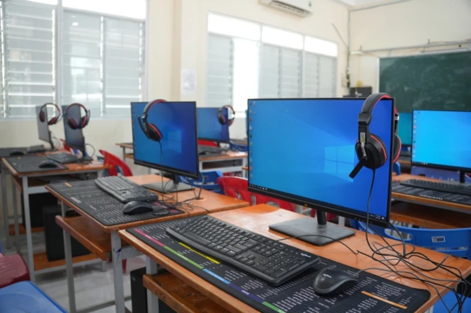 UOB tặng phòng máy tính cho 2.000 học sinh An Giang