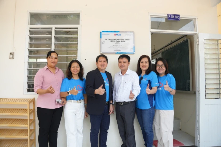 UOB tặng phòng máy tính cho 2.000 học sinh An Giang