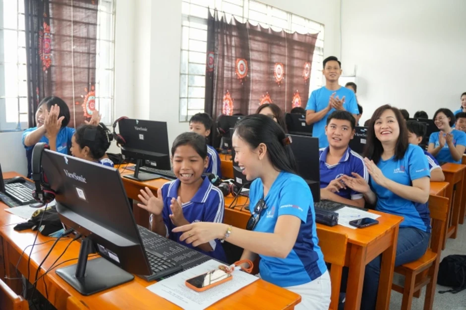 UOB tặng phòng máy tính cho 2.000 học sinh An Giang