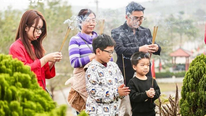 Văn khấn cúng Tết Thanh minh trong nhà và ngoài mộ Văn khấn cúng Tết Thanh minh trong nhà và ngoài mộ