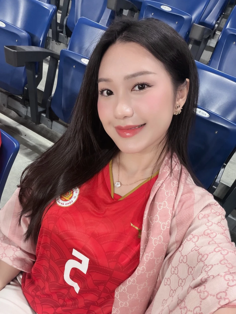Vẫn là Doãn Hải My ở bên Văn Hậu lúc khó khăn