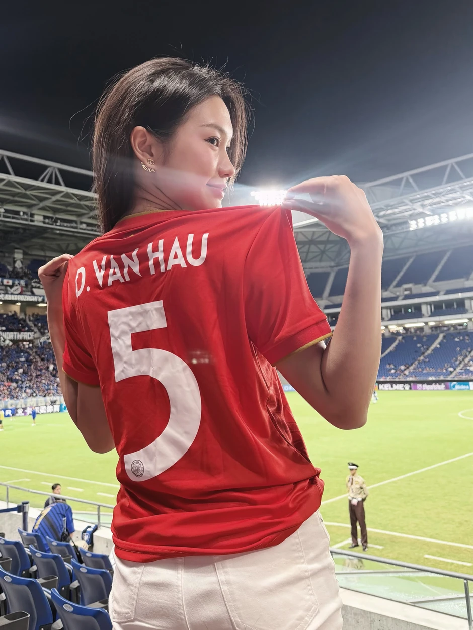 Vẫn là Doãn Hải My ở bên Văn Hậu lúc khó khăn