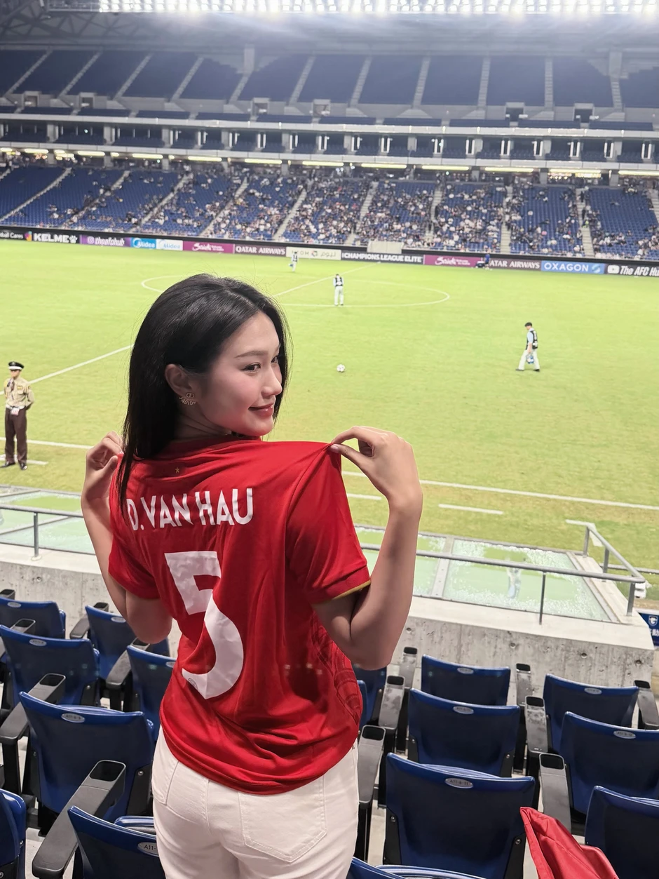 Vẫn là Doãn Hải My ở bên Văn Hậu lúc khó khăn