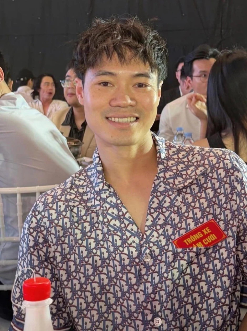 Văn Toàn diện vest cực bảnh, từng “trông xe đám cưới” nay nhận nhiệm vụ đặc biệt trong lễ cưới Đức Huy - MC Mù Tạt Văn Toàn diện vest cực bảnh, từng “trông xe đám cưới” nay nhận nhiệm vụ đặc biệt trong lễ cưới Đức Huy - MC Mù Tạt