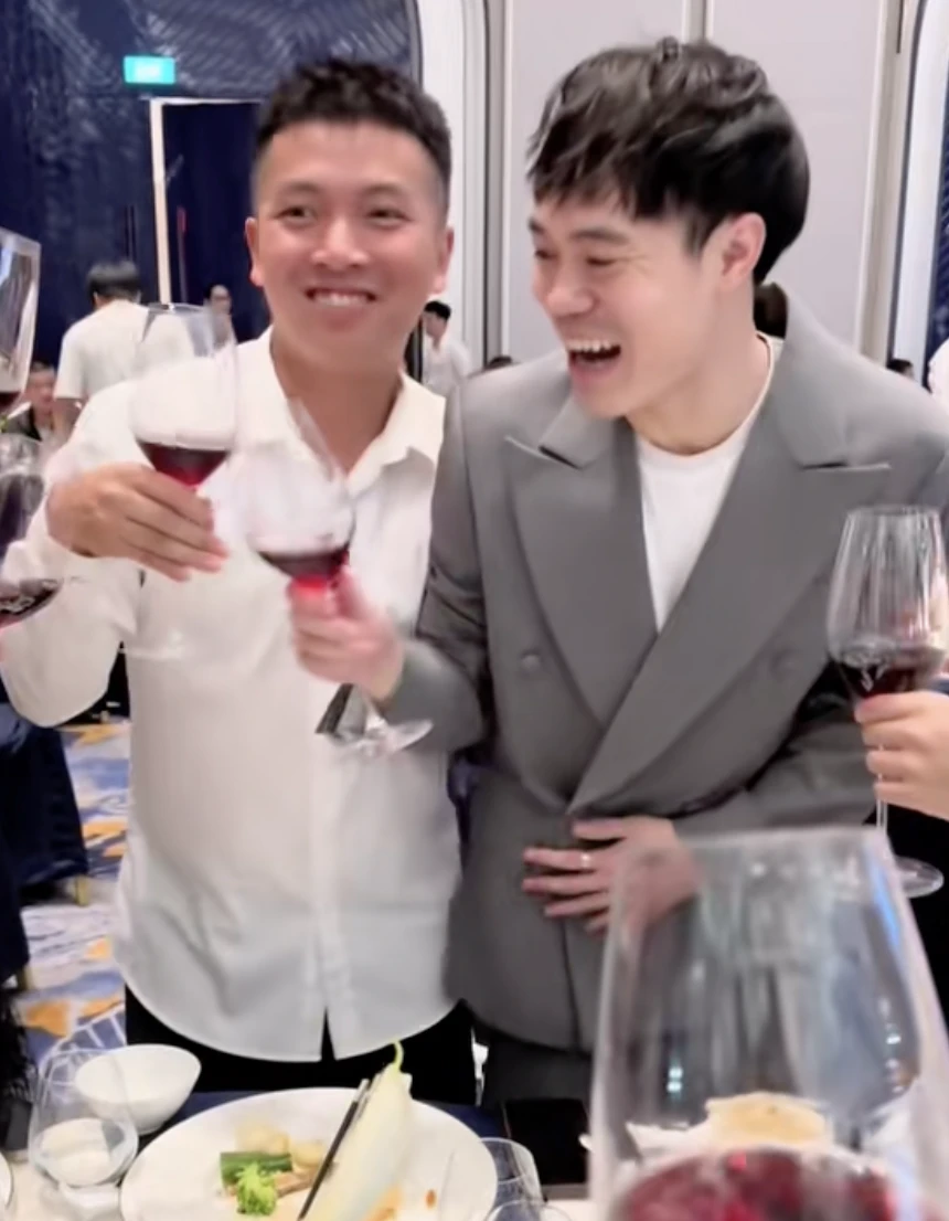 Văn Toàn dõng dạc tuyên bố thời điểm cưới vợ, còn trùng với đám cưới Hoà Minzy? Văn Toàn dõng dạc tuyên bố thời điểm cưới vợ, còn trùng với đám cưới Hoà Minzy?