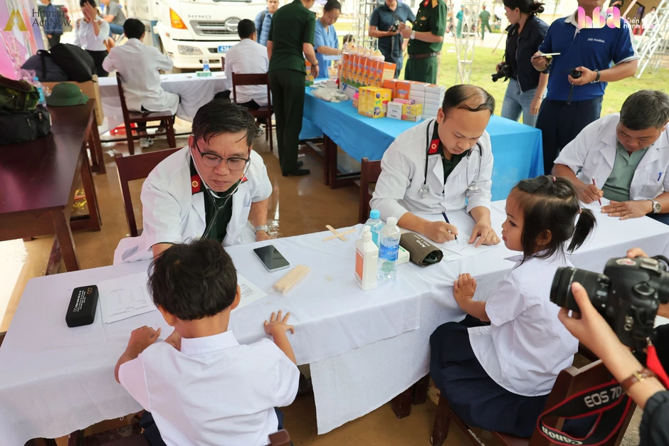 Vầng trăng Tây Giang nghe lời chúc từ hai đầu đất nước Vầng trăng Tây Giang nghe lời chúc từ hai đầu đất nước