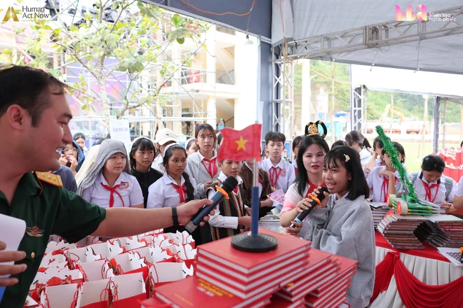 Vầng trăng Tây Giang nghe lời chúc từ hai đầu đất nước Vầng trăng Tây Giang nghe lời chúc từ hai đầu đất nước