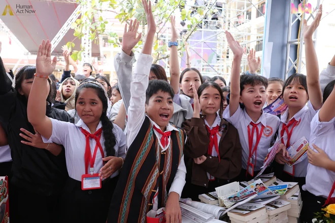 Vầng trăng Tây Giang nghe lời chúc từ hai đầu đất nước Vầng trăng Tây Giang nghe lời chúc từ hai đầu đất nước