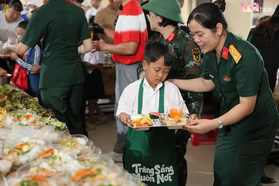 Vầng trăng Tây Giang nghe lời chúc từ hai đầu đất nước Vầng trăng Tây Giang nghe lời chúc từ hai đầu đất nước